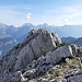 Auf den letzten Metern flacht der Grat ab man erreicht schließlich im Gehgelände das Gipfelkreuz des Mitterhorns (im Hintergrund der Hundstod sowie links davon der Watzmann)