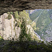 Ein zweites Felsenfenster der Sandbalmhöhle mit Blick zum Hüttenzustieg der Voralphütte..