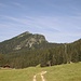 nach dem Schützensteig erreicht man eine schöne Ebene mit Blick zum Gipfel