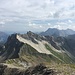 Blick vom Schwarzhorn zum Naafkopf. Im Vordergrund die Aufstiegsroute vom Ijesfürggli über den Grat.