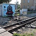 Dippoldiswalde, Bahnübergang nach dem jüngsten Zusammentreffen 40-Tonner vs Dampfzug
Der Auflieger des LKW hatte das Schalthaus umgeworfen. Die "Erdarbeiten" stammen von der entgleisten Lok. Die Stellvorrichtung der Rückfallweiche ist kaputt, die Weiche daher festgelegt.