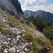 Blick nach rechts am oberen Ende des rechten Seitenastes der Nordwestrinne. Zwischen den Latschen weist der Steinmann den Weg. Hier beginnt (neue Variante 4.9.24) die Querung.