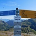 Gufelstock (2436 m)<br />Vom Gipfel verläuft die blau-weiß markierte Route über den Grat zum Schwarzstöckli