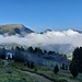 Bergstation Sessellift Oberholz: mystische Morgennebel hängen vor Zanggen, Schwarz- und Weißhorn.