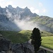 Weg Nr. 22 quert leicht ansteigend die Westseite der Latemargruppe. Die oben sichtbaren Felszacken gehören bereits zum Gebiet der Latemarhütte.
Der im Text erwähnte Direktanstieg Nr. 23A würde rechts der Bildmitte direkt die Steilhänge emporziehen; er scheint jedoch aufgelassen zu sein.