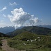 Hier trifft Weg Nr. 22 (ab Oberholz) auf Weg Nr. 516 (ab Passo Feudo) - ein trickreiches Foto noch ohne menschliche Hundertschaften.
Im Hintergrund sind die südlichen Fleimstaler Berge aufgereiht.