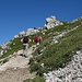 Auf gut markiertem Steig zieht die Karawane hinauf zur Latemarhütte - es ist noch etwas weiter, als man denkt.