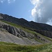 Eine erste Geländestufe wird erreicht; zur nächsten Stufe wird es (linkes Bildviertel) mit etwas Gekraxel hinauf gehen. Hoch droben gegen den Himmel die Umrisse der Hütte.