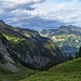 Hohfläschenmatt mit Blick auf die besonnte Alp Zindlen