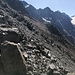 Blick von der kleinen Scharte auf den weiteren Routenverlauf. Ich habe den Hang auf etwa einer Höhe gequert bis auf den markanten Vorsprung hinten. 