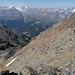 Tiefblick über die steile Aufstiegsflanke. Links Wütenkar, geradeaus Ötztal.