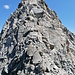 In der Scharte zum Hauptgipfel. Blick auf den ersten Steilaufschwung (ca. 20m, bis III-).