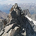 Die Schlüsselstelle von oben. Beim Abstieg muss von hier aus zuerst in die (nicht sichtbare) Scharte vor dem Aufschwung abgestiegen werden und dann in eine kleine Mulde rechts (ebenfalls nicht sichtbar). Dort gabelt sich die Route in die zwei Varianten.