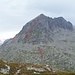 Routenskizze Strahlhorn, vom Tällisee gesehen<br /><br />blaue Raute: der erste Markierungspfhl über dem Geröllfeld<br />roter Kreis: auffälliger Block, an dem die richtige Route östlich vorbei geht<br />rot gepunktet: schlechte Variante durch die Steilrinne<br />roter Pfeil: freier Zustieg von der Gletscherstube