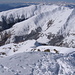La cresta finale, l'affollato deposito sci e, sullo sfondo, il Monte Rosa.