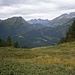 Blick zu Wirt Untere Wildgrubenspitze, Arlbergpass und Trittkopf