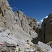 Wanderweg Nr. 516 führt von der Latemarhütte bis in die Geröllmulde unter der Bildmitte. Von dort geht es dann das Geröllfeld links aufwärts Richtung Schreppwand.
