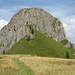 In der Senke vor dem Spitzenstein. Der Pfad führt im Grashang nach rechts, dort ist dann der Einstieg in den Felsen.