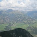 Blick vom Spitzenstein nach Norden. Unten erkennt man den kleinen Ort Anras, der etwas erhöht auf der anderen Seite des Tals liegt.