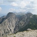 Blick vom Spitzenstein nach Osten zum Breitenstein (links) und zur Alplspitze (rechts). Die Alplspitze ist von rechts durch einen Weg erschlossen, der Breitenstein müsste frei ohne markierte Route im Felsen erstiegen werden. Ganz hinten die Berge der Lienzer Dolomiten.