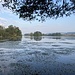 Links ein Teil der Halbinsel mit (nicht sichtbarem) Schloss.