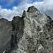 Auf dem Vorgipfel (ca. 3186 m); Blick zum nur ca. 30 m Luftlinie entfernten Südgipfel