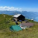 il piccolo rifugio posto appena sotto la vetta