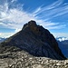 Rückblick auf das Rotegg (P. 2751). Diese Felsnadel muss überklettert werden, um auf den Gletscher zu gelangen. Dies ist allerdings unschwierig, entweder durch eine seilversicherte Steilrinne oder eine parallele Leiter.