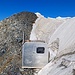 il bivacco posto sotto la vetta ad ovest