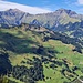 Tiefblick nach Adelboden. Links das Albristhore und rechts das Gsür.