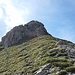 Der markante Gratturm wird links in seiner Flanke umgangen