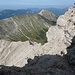 Der weitere Wegverlauf im Abstieg vom Gipfel der Kreuzspitze<br />Hinten in der Flanke vom Kuchelberg ist der  Fürstenweg Nr. 241 schon sichtbar