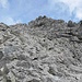 Abstieg vom zweiten Geländeabsatz Kreuzspitze<br />Weg zwar durchgehend markiert, aber alles lose und lockeres Geröll<br />Hier Stellen I/UIAA