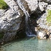 Zwar nur ein kleiner Wasserfall, aber sehr hübsch: frei fallend in ein kleines Becken hinein...