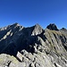 Routenverlauf: Zuerst ausgesetzt zu den Grashängen und darauf den Zwächten östlich (rechts) umgehend zur Chlüserlücke