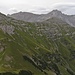 Gegenüber liegen gestreift Windeggerspitze und Blankuskopf.