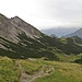 Klarer Weiterweg: Durch die Latschengasse zur Piste, die zur Bergstation führt.