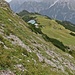 In der Flanke. man erkennt den Schutt, aber auch die Stufung.