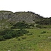 Weiterweg zum Glattjoch: Rechts durch die Verbauungen zum Grat. Oder links die angedeutete Latschnegasse queren zur Grasflanke und bis zum schmalen Bacheinschnitt. Anschließend ansteigen zur kleinen Felswand und diese auf der Grasrampe nach rechts raus zu den Verbauungen.