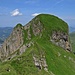 Überrascht bin ich dann aber doch kurz ob der Steilheit und dem Seil, ich hatte die Berichte wohl alle nicht so konzentriert zu Ende gelesen.