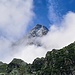 ...was wir am nächsten für ein Gigant dieser Berg ist. 1700 Meter über uns ragte sein Gipfel über die Wolken.