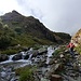 Von hier aus zieht der markierte Wanderweg dann links hinauf zu einem Wasserfall.
