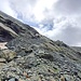 Eigentlich ein weites, mit zahllosen Blöcken gefülltes Hochtal, durch das man noch lange auf immerhin gut ausgebautem Weg wandert, bis man schließlich...