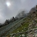 Kurz nach dieser ersten Stufe kommen beide Einstiegsvarianten wieder zusammen, und zusammen geht es nun einen Serpentinenweg hinauf zum eigentlichen Hauptabschnitt des Klettersteigs in der Felswand oberhalb.