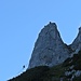 Im Abstieg höre plötzlich ständig ein Klackern, wie von Stöcken auf Fels. Allerdings folgte mir niemand am Wanderweg und entgegen kam auch niemand...ein Blick nach oben löste das Rätsel: Karabinergeklapper am Klettersteig, hier sieht man sogar einen Teil der Himmelsleiter. Absoluter Insta-Spot also für mich ;).