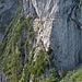 In der vollen Auflösung sieht man den Stau im Klettersteig. Das kann ja keinen Spaß machen. Allerdings übersteht man so wohl auch ohne viel Übung den Klettersteig, wenn man alle paar Minuten nur kurz klettert und sonst immer steht und rastet.