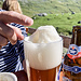 Zum Abschluss Einkehr auf der Engstligenalp. Dort Planung zukünftiger gemeinsamer Projekte. Unsere nächste Bergtour wird eine Hochtour sein, und zwar auf die Schneider Weisse Schaumkrone. Wimpy erläutert mir die Route über den porenreichen Schaumgletscher.