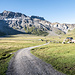 Hinein in den weiten, ebenen Karboden der Engstligenalp. Weiter vorn dann links weg.