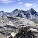 Ostblick mit der wuchtigen Präsenz von Altels, Balmhorn und Rinderhorn. Links hinten Doldenhorn und in der Ferne ... <del>Eiger, Mönch, Jungfrau?</del> Ebenefluh, Mittaghorn und Breithorn.
