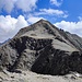 Rückblick vom Scherneskopf zur Kreuzspitze und seinem normalen Anstiegsweg. Über den Grat nach rechts erreicht man den Hinteren und Vorderen Sajatkopf, jedoch mit ausgesetzter Kraxelei.